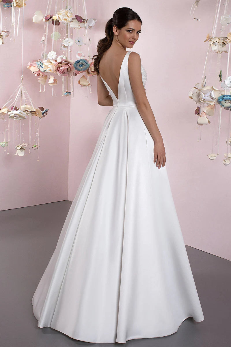 Lace Sleeveless Floor-Length Satin Wedding Dress With Deep-V Back And Pleats