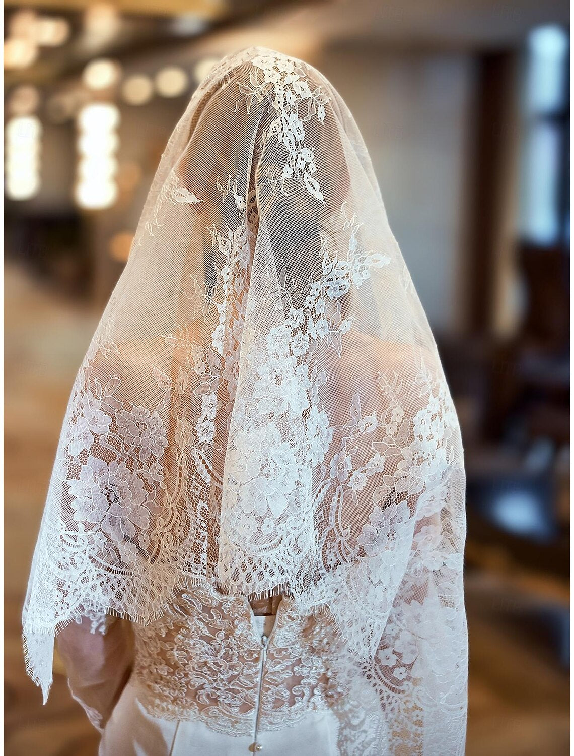 One-tier Vintage Inspired Wedding Veil with Embroidery 55.12 in (140cm) Lace