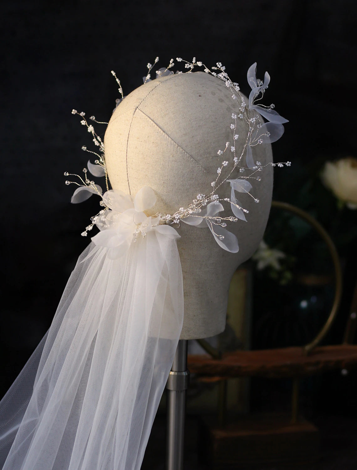 One-tier Flower Style / Floral Wedding Veil with Pendant / Solid Tulle / Classic