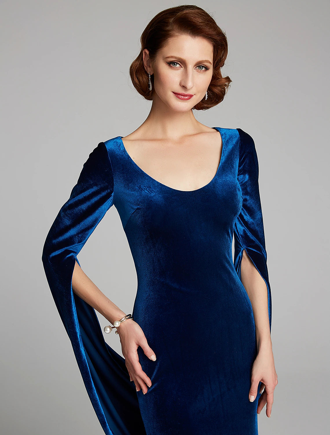 Mermaid / Trumpet Mother of the Bride Dress Vintage Plus Size Sexy Scoop Neck Sweep / Brush Train Velvet Long Sleeve with Pleats