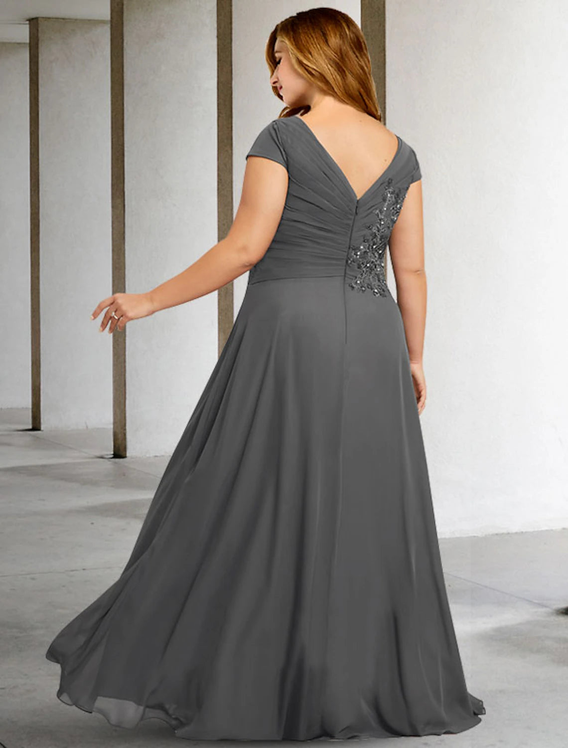 A-Line Plus Size Curve Mother of the Bride Dresses Elegant Dress Formal Floor Length Short Sleeve V Neck Chiffon with Pleats Sequin Appliques