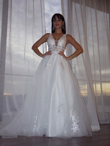 A-Line/Princess V-neck Tulle Sleeveless Applique Sweep/Brush Train Wedding Dresses