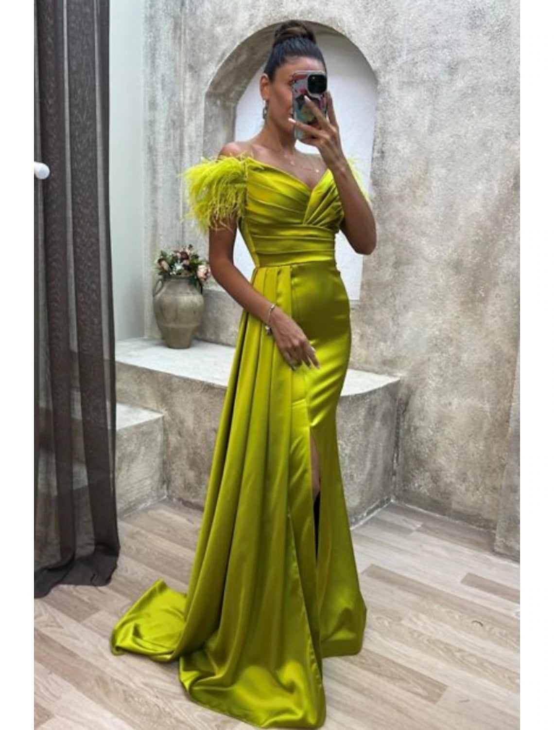 A-Line Evening Gown High Split Dress Formal Fall Sweep / Brush Train Short Sleeve Off Shoulder Satin with Feather Ruched Slit