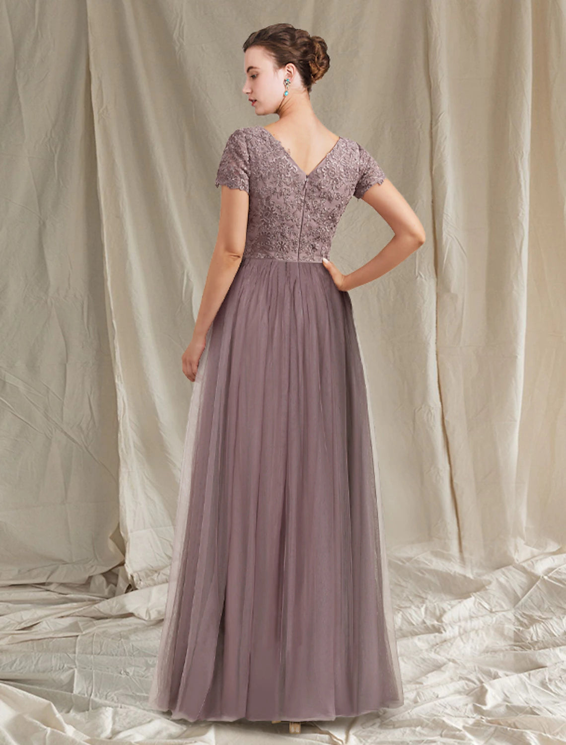 A-Line Mother of the Bride Dress Luxurious Elegant Jewel Neck Floor Length Lace Tulle Short Sleeve with Pleats Appliques