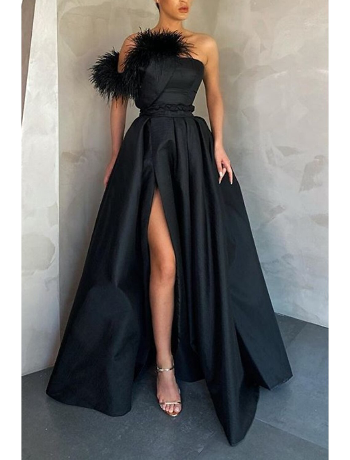 Sheath / Column Evening Gown Party Dress Wedding Guest Black Tie Gala Floor Length Sleeveless Strapless Satin with Feather Slit